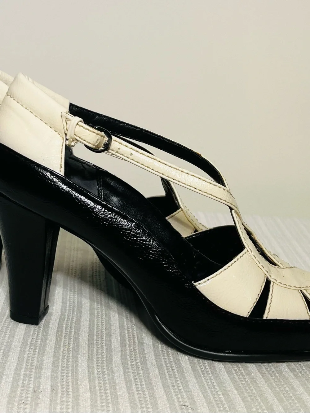 Vintage AEROSOLES Two-Tone Black & Off-White Women’s Peep-toeHeeled Sandals-9M